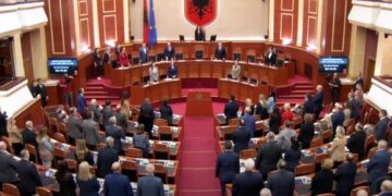 Seanca e parë e Kuvendit të ri të Shqipërisë, të pranishëm ambasadorë e përfaqësues të fesë