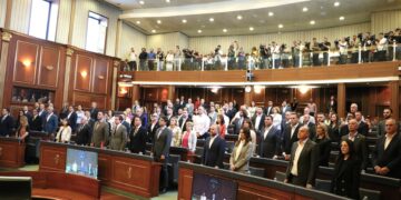 Kosova në bllokadë institucionale dhe krizë ekonomike – Opozita paralajmëron pasoja serioze për vendin