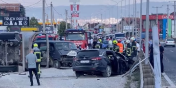 Policia jep detaje për aksidentin e rëndë afër Fushë Kosovës: Kamioni humbi drejtimin dhe goditi katër automjete