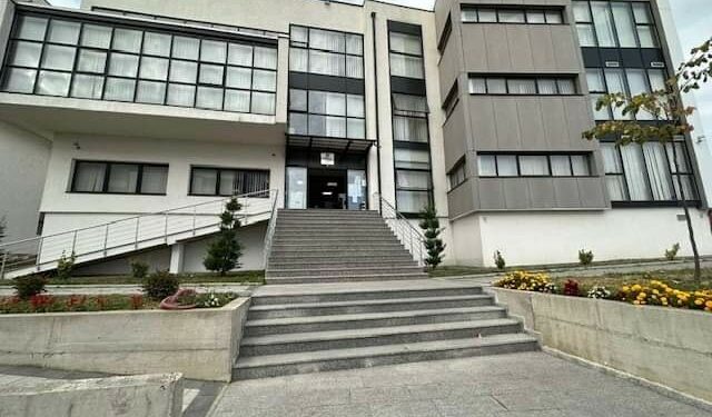 Theri me thikë një person në një kafiteri në Gjakovë, Prokuroria kërkon paraburgim