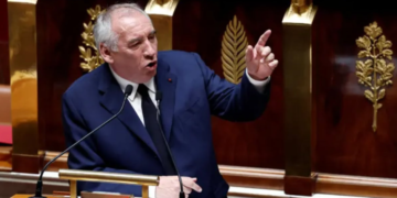 Rrëzohet kryeministri francez, Bayrou humb votëbesimin