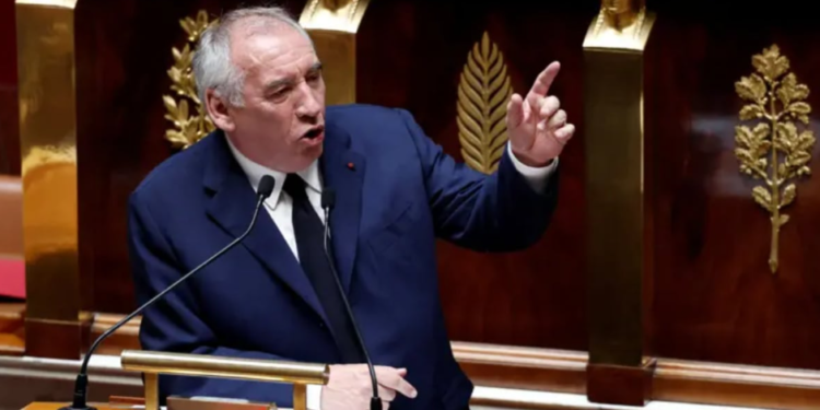 Rrëzohet kryeministri francez, Bayrou humb votëbesimin