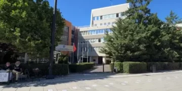 Aksion simbolik, emrat e 120 deputetëve të Kosovës vendosen në “Walk of Shame”