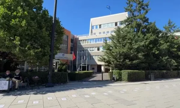 Aksion simbolik, emrat e 120 deputetëve të Kosovës vendosen në “Walk of Shame”