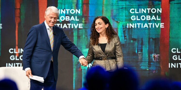 Rrëfimin e Kosovës nga çlirimi deri më sot, Osmani e ndan bashkë me Clintonin