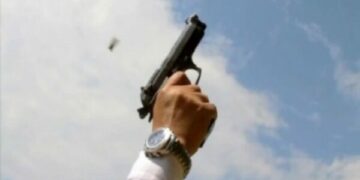 Një burrë e qëllon me armë zjarri një tjetër në Pejë – i lënduari në spital, i dyshuari shkon vetë në polici