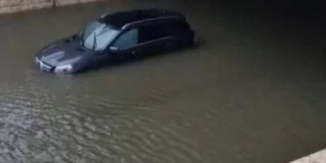 Përmbytet Durrësi, makinat mbesin të bllokuara në nënkalimin pranë portit