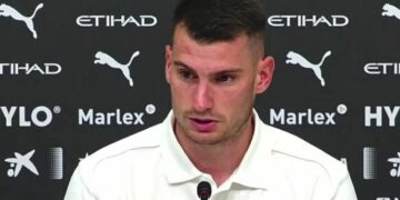 “Modric më tha të vija këtu”, poriteri i Kroacisë Livakovic prezantohet te skuadra e re