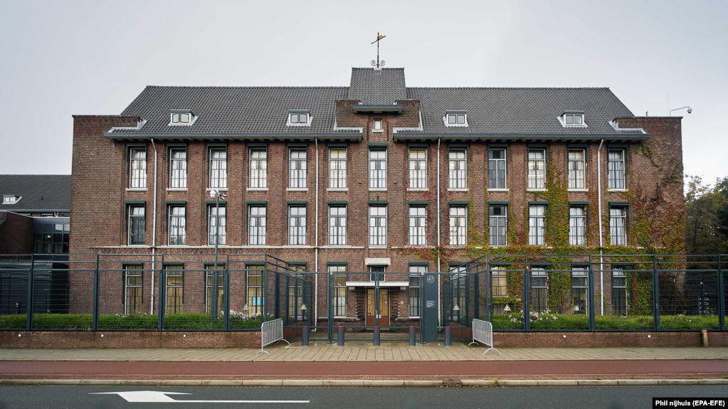 Pas dy amerikanëve, të hënën dëshmon një britanik në Hagë (VIDEO)