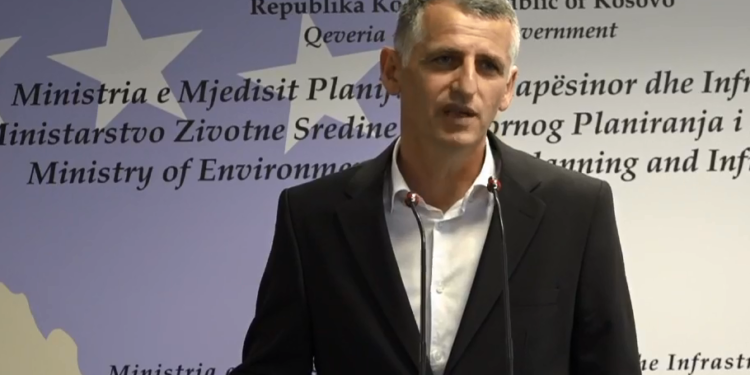 Durmishi: Rrugët nacionale dhe regjionale po pajisen me sinjalizim horizontal dhe vertikal
