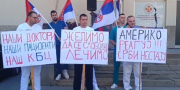 “Amerikë reago”, “Evropë mbro të drejtat tona”, mjekët serbë protestojnë në Mitrovicë të Veriut