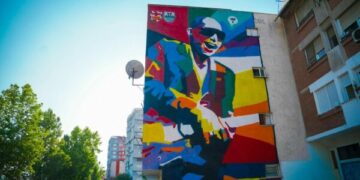 Legjenda e kitarës Joe Satriani mahnitet nga murali kushtuar vet atij në Mitrovicën e Veriut