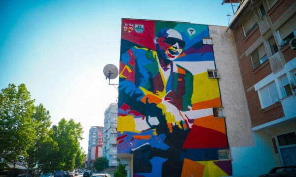 Legjenda e kitarës Joe Satriani mahnitet nga murali kushtuar vet atij në Mitrovicën e Veriut