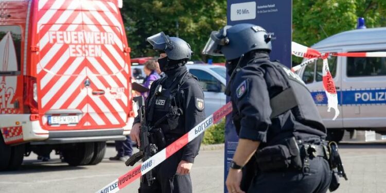 Policia qëllon me armë kosovarin që dyshohet se theri mësuesen në Gjermani