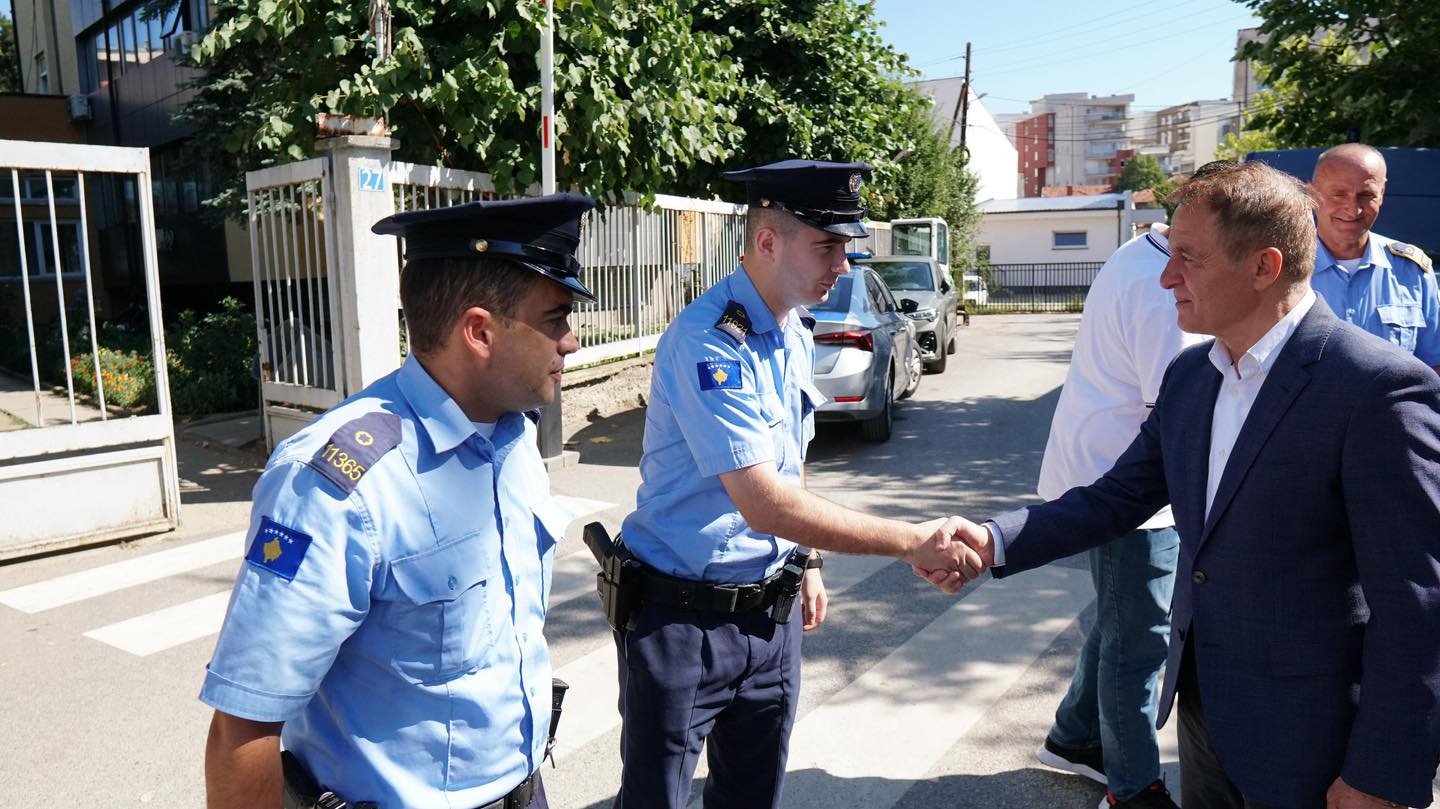 Idrizi viziton Stacionin Policor në Vushtrri me rastin e 26-vjetorit të themelimit të Policisë së Kosovë