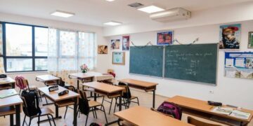 Viti shkollor fillon me më pak nxënës, 629 fëmijë braktisën Kosovën