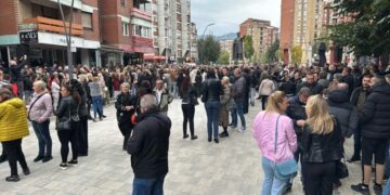 Dhjetëra qytetarë serbë mblidhen në sheshin e Mitrovicës, shkojnë në grup për të votuar