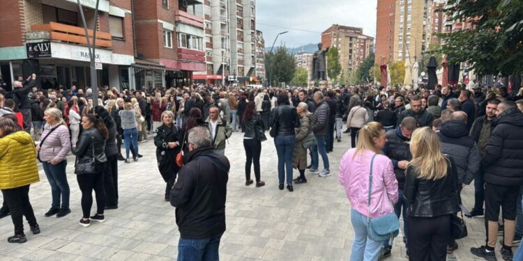 Dhjetëra qytetarë serbë mblidhen në sheshin e Mitrovicës, shkojnë në grup për të votuar