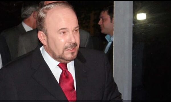 Vdes Fatos Nano, ish-Kryeministri i parë socialist i Shqipërisë postkomuniste