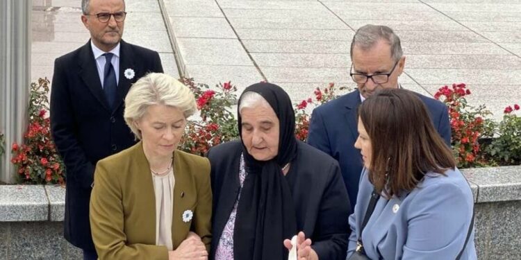 Von der Leyen në Srebrenicë, bën homazhe për viktimat e gjenocidit