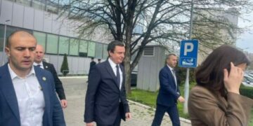 Kurti dorëzohet para Von der Leyen, ajo nuk i shkon në Qeveri, ky pranon ta takojë në sallën e Kuvendit