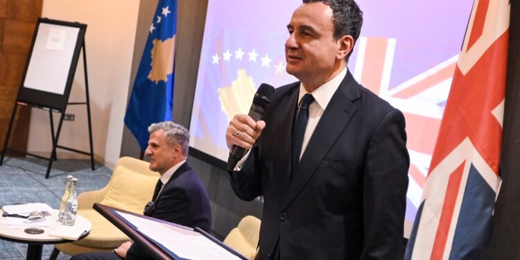 Kurti takohet me mërgatën në Londër: I informova për arritjet e sukseset e qeverisë sonë