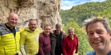 Ambasadori britanik i merr kushërinjtë në hiking tek Malet e Sharrit: Pasuri mahnitëse e Kosovës