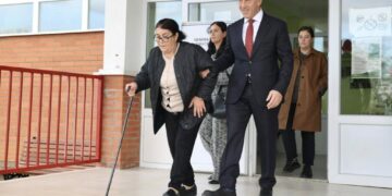 Haradinaj voton bashkë me nënën e tij: Këto zgjedhje kanë rëndësi të madhe