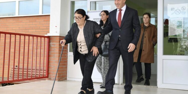 Haradinaj voton bashkë me nënën e tij: Këto zgjedhje kanë rëndësi të madhe