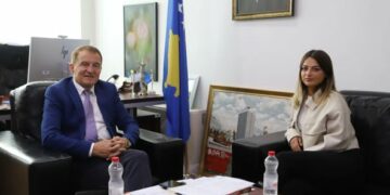 Idrizi pret në zyre Egzona Zekën-krenar për sukseset e një lojtareje të Kombëtares që luajti edhe ne Zvicër