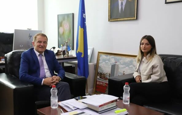 Idrizi pret në zyre Egzona Zekën-krenar për sukseset e një lojtareje të Kombëtares që luajti edhe ne Zvicër
