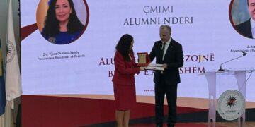 Osmani iu referua vetes si ligjëruese në ceremoninë ku UP e nderoi me çmim, nuk specifikoi se e mban gradën e asistentes