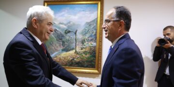 Protesta për çlirimtarët: Ahmeti mbërrin në Tiranë, pritet nga Begaj