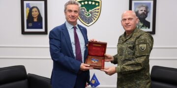 Jashari takohet me ambasadorin britanik, diskutojnë për thellimin e bashkëpunimit ushtarak