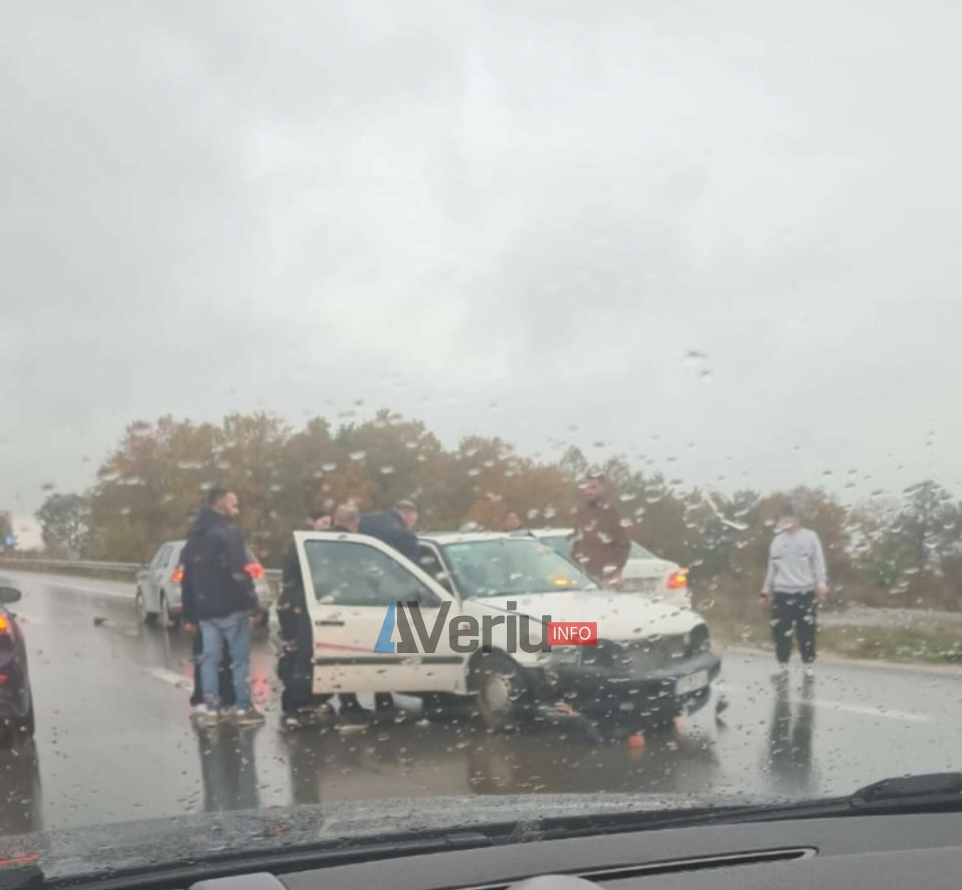 Aksident trafiku në magjistralen Prishtinë-Pejë, përfshihen disa vetura
