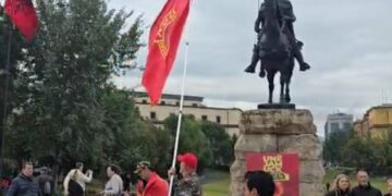 Atmosfera në Tiranë: Mbërrijnë qytetarët e parë nga Kosova dhe një grup mërgimtarësh