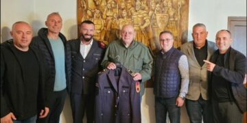 Agim Çeku mbush 65 vjet, bashkëluftëtarët e nderojnë me uniformën e veteranit të UÇK-së