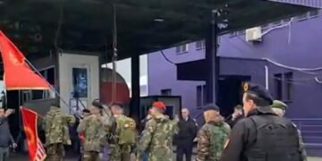 Kolona e veteranëve dhe qytetarëve duke e kaluar kufirin për të shkuar në protestë në Tiranë – pamje