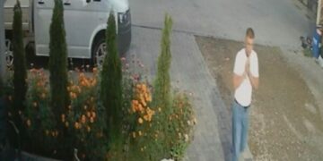 Dyshohet për vjedhje – Policia kërkon ndihmë nga qytetarët për identifikimin dhe arrestimin e këtij personi