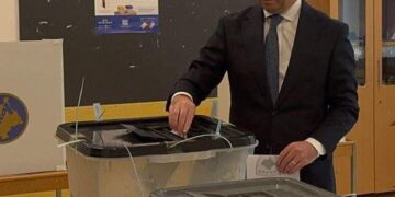 Faton Peci i fton mitrovicasit për të votuar: 15 minuta votim për 4 vjet shërbim