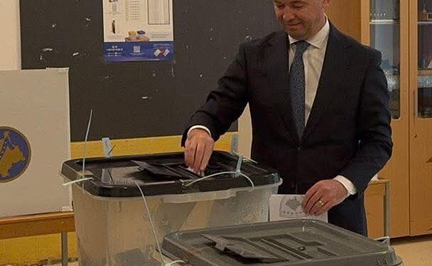 Faton Peci i fton mitrovicasit për të votuar: 15 minuta votim për 4 vjet shërbim