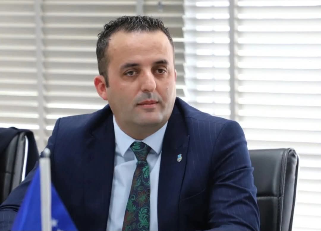 Tahiraj reagon për fushatën kundër Ferit Idrizit: Ushtarët e UÇK-sê nuk janë të mirë, veç kur janë të vdekur!