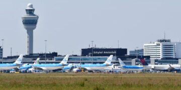 Stuhia anulon dhjetëra fluturime në aeroportin Schiphol të Holandës