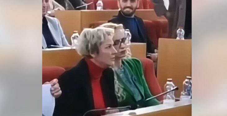 “Hup atje, mos mu afro”- Ardita Sinani eskalon ndaj zyrtarit komunal në Preshevë