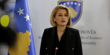 Mimoza Kusari mbush 50 vjet, uron edhe të tjerë, përfshirë diktatorin Enver Hoxha, që e kanë ditëlindjen sot