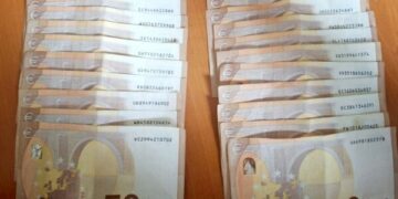 I gjetën 1950 euro në sheshin e këtij qyteti, dy qytetarët i dorëzojnë ato në polici- i kthehen pronarit