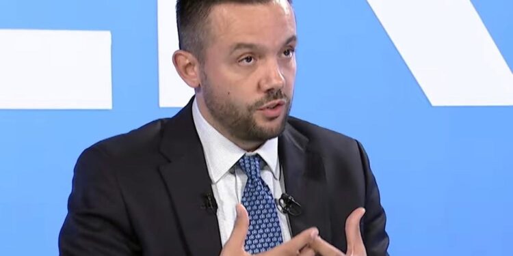 Arian Tahiri komenton Faton Pecin: Më vjen keq për qasjen e tij, qytetarët e Mitrovicës nuk janë arrogantë, mendjemëdhenj e përçarës