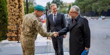 Komandanti i KFOR-it takohet me emisarin e BE-së dhe shefin e EULEX-it për sigurinë dhe dialogun në Kosovë