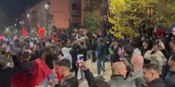 Raportohet për të shtëna në shesh pas golit të Shqipërisë