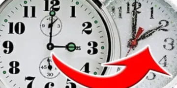 Sonte pas mesnate ndryshon ora, akrepat kthehen 1 orë pas